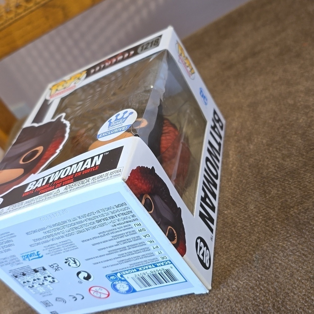 Funko POP! Television - DC Super Heroes Funko Shop Exclusive #1218 Batwoman - Picture 3 of 9